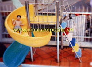 cầu trượt xoắn hồ bơi