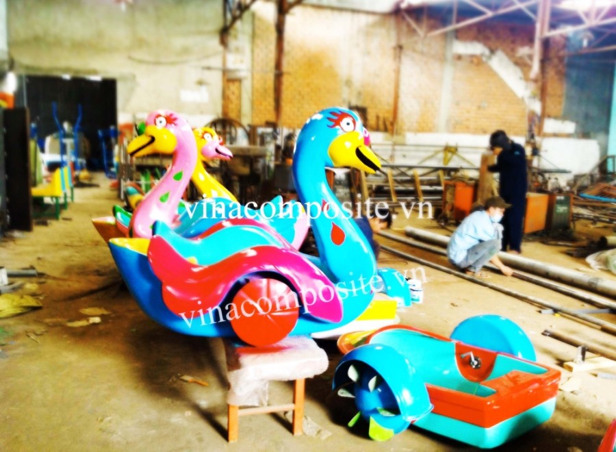 Thiên nga quay tay dưới nước cho bé