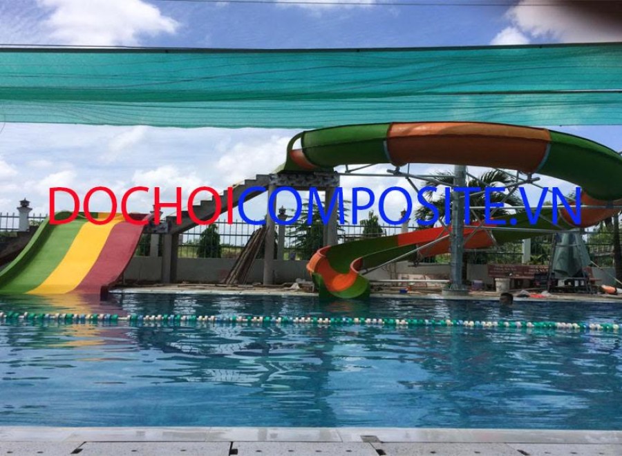 Máng tuột nước hồ bơi