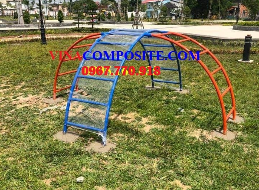 Thang leo tứ diện khung sắt
